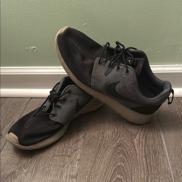 Nike Men's Black and Gray Roshe runs - Picture 1 of 5